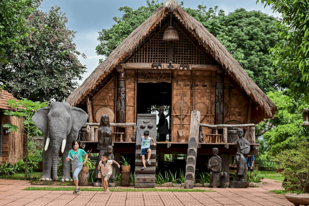 Du khách có thể tham gia vào các buổi giao lưu văn hóa, thưởng thức âm nhạc dân gian và tìm hiểu về lịch sử, phong tục tập quán của người Ê Đê